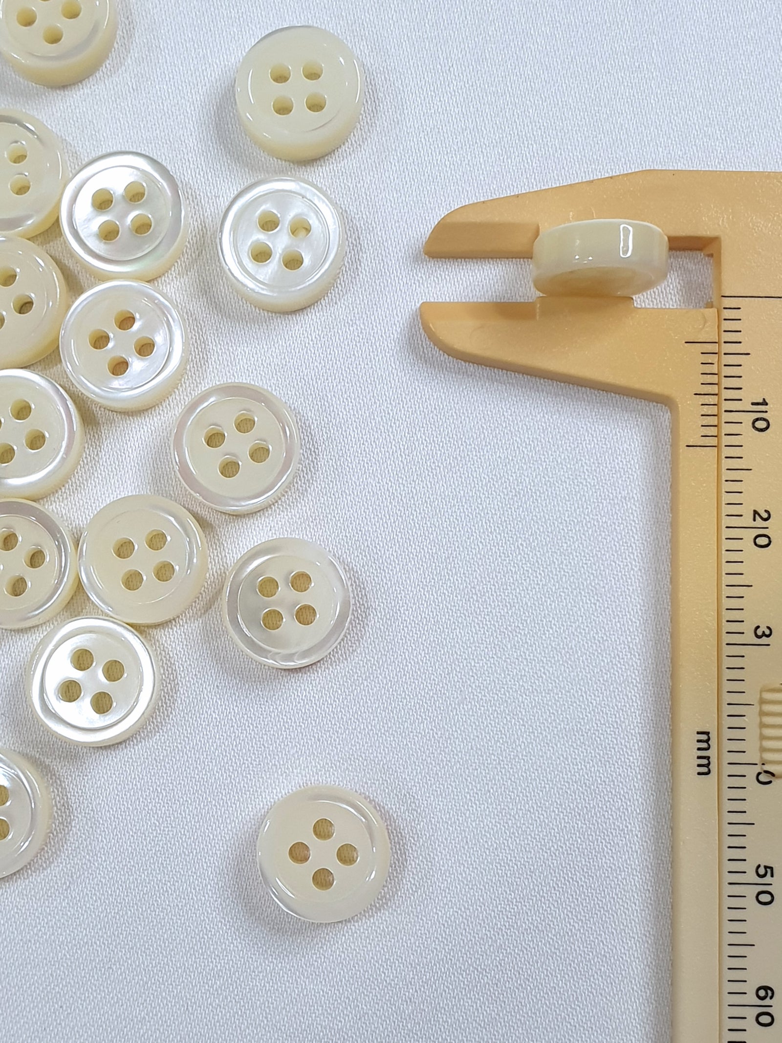 SP06/W18 HUBERROSS White Colour 4mm Trocus Shell Buttons