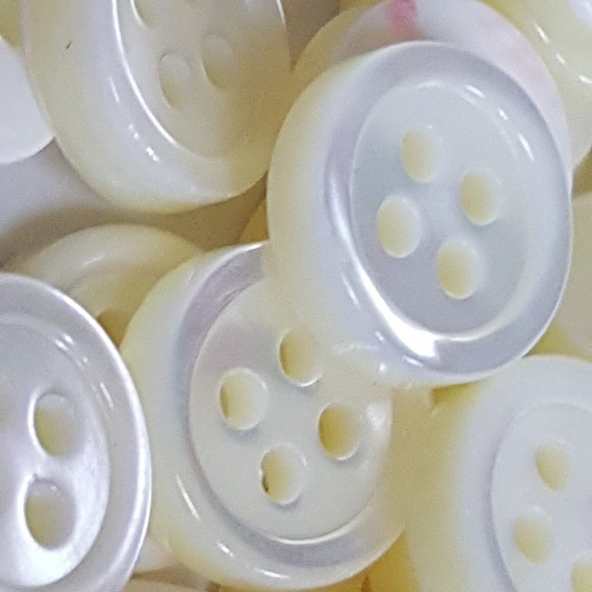 SP03/W14 HUBERROSS 3mm Trocus Shell Buttons