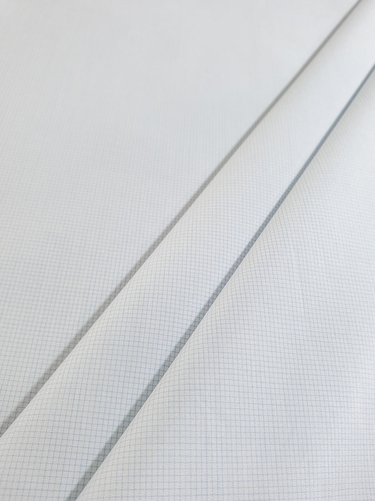 959.231 White with small classic baby blue checks