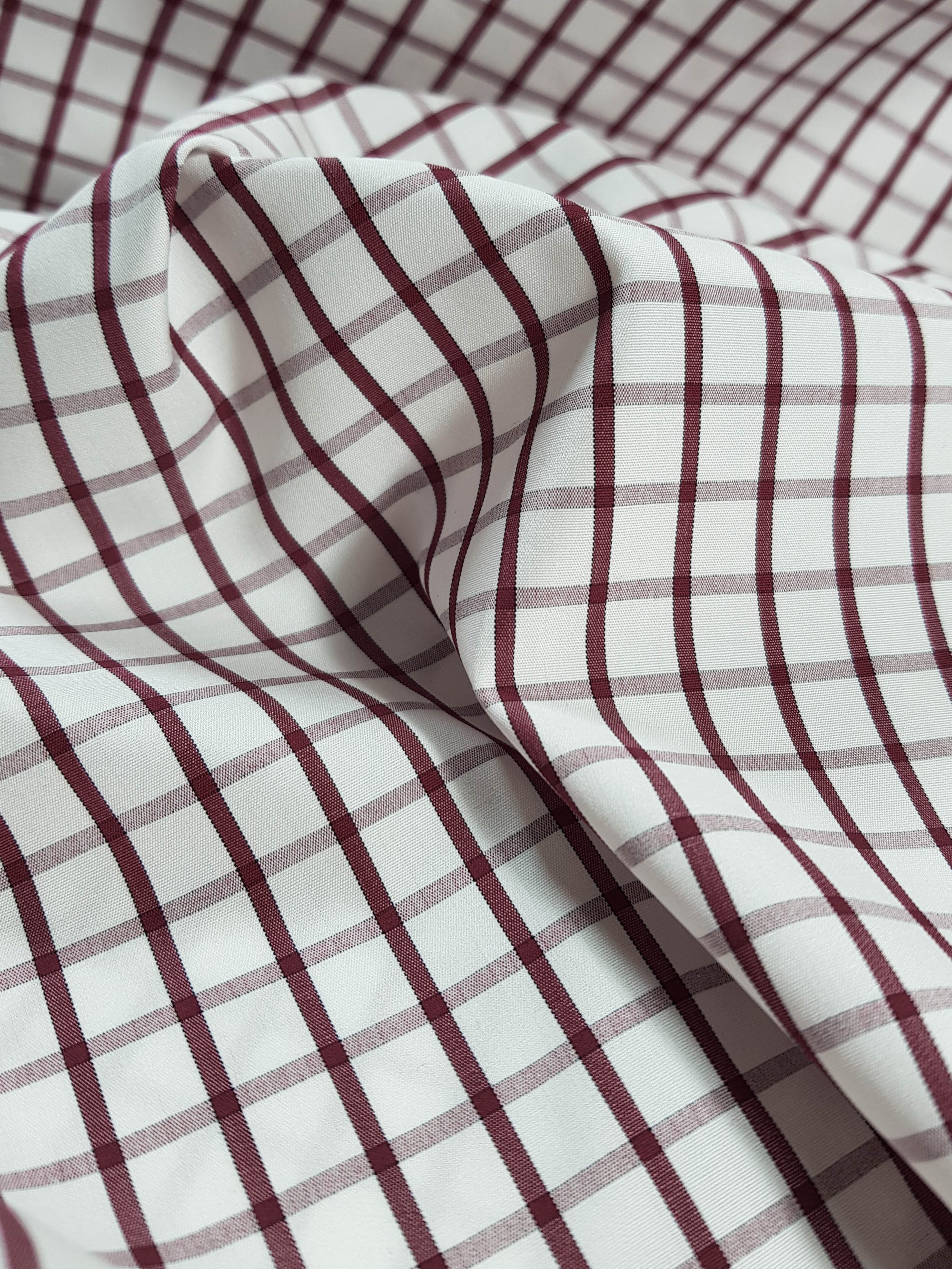 959.237 White with Burgundy 1cm Checks