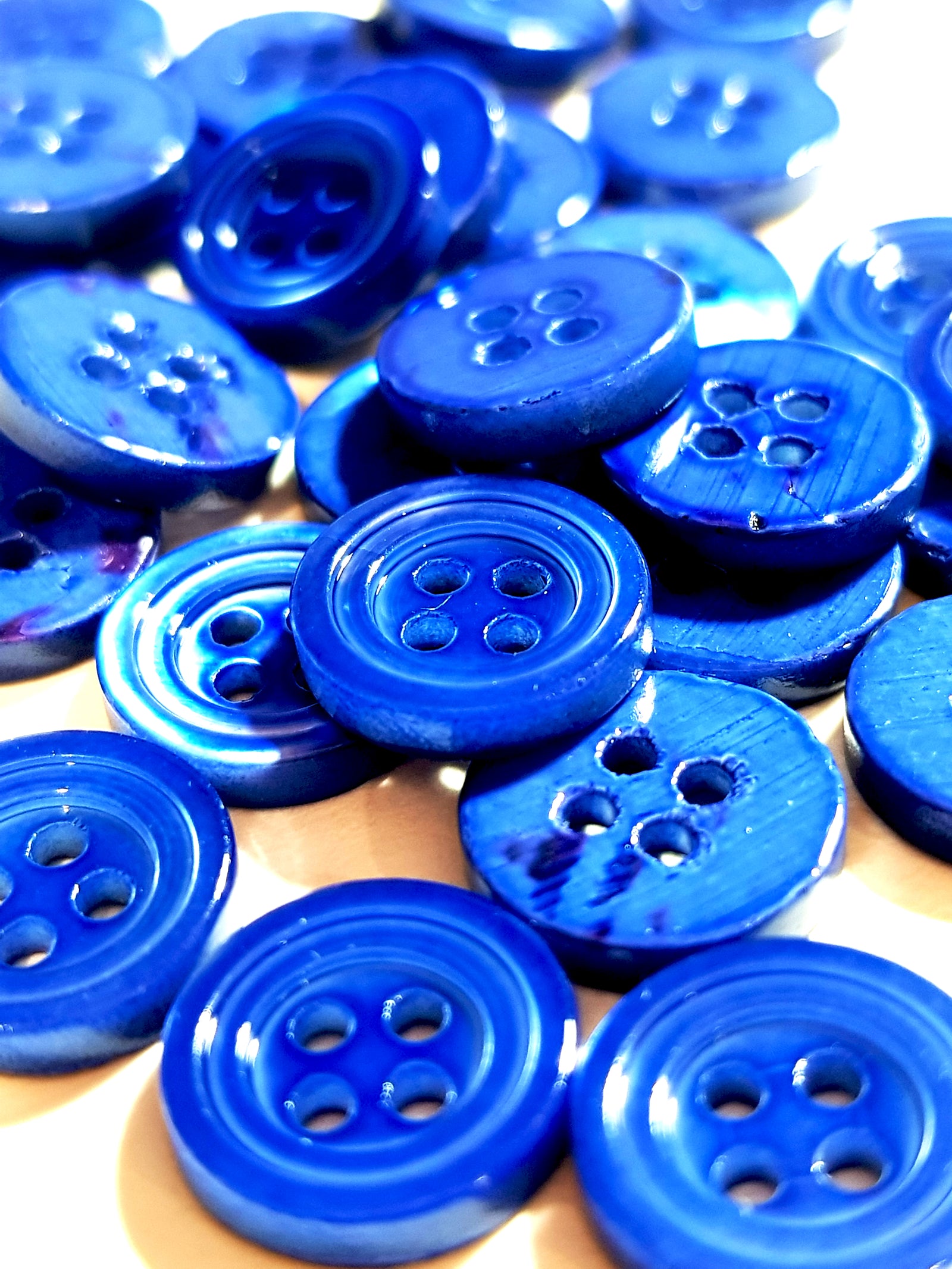 SP02/Bl HUBERROSS Blue Colored Trocus Shell Buttons