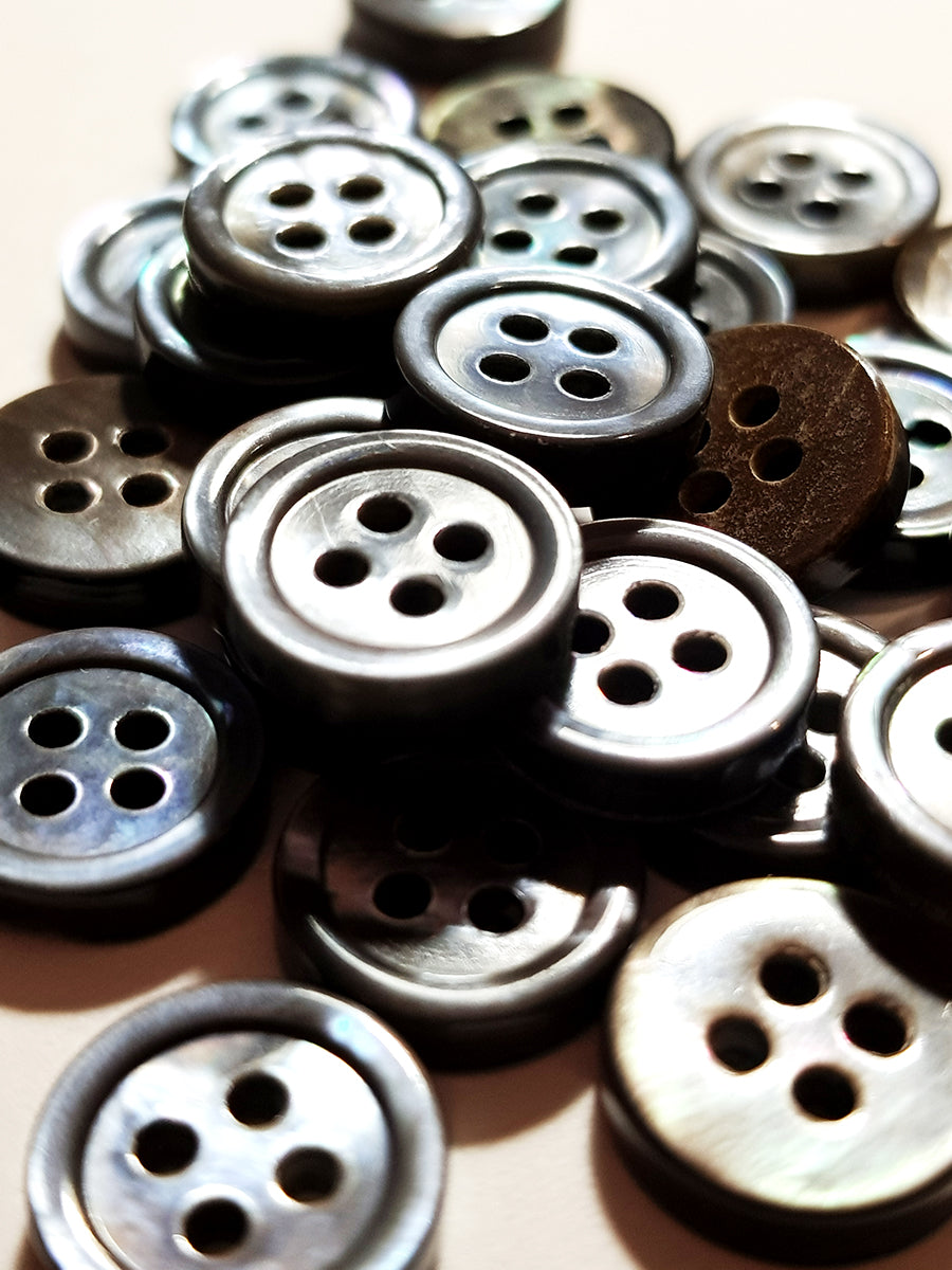 SP03/G18 HUBERROSS Grey Colour 3mm Trocus Shell Buttons